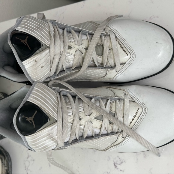 Original Jordan throwbacks. Used Great wearing condition - Picture 2 of 15